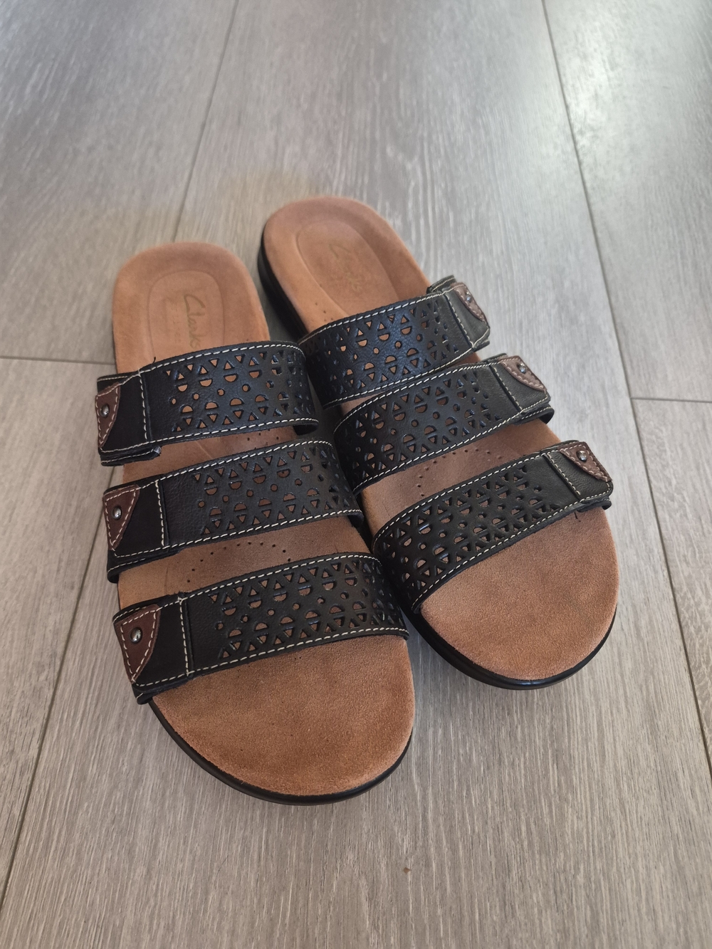 Clarks Artisan Women’s 8.5 Black Leather Triple Strap Slide Sandals